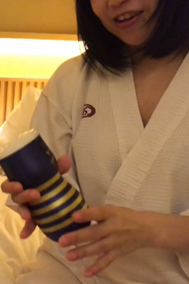 **の友人の人妻にテンガを渡したところ、巨乳の人妻は濃厚に他人棒を癒してくれました。揺れる巨乳とぎこちないがエロいテンガ