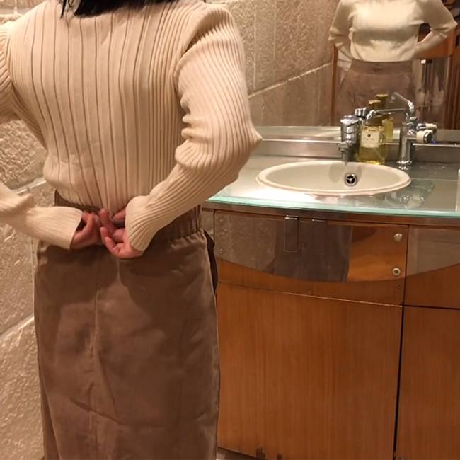 極上の人妻の肉棒を触る手が激しかったので、そのまま中出し。その後の修羅場は...