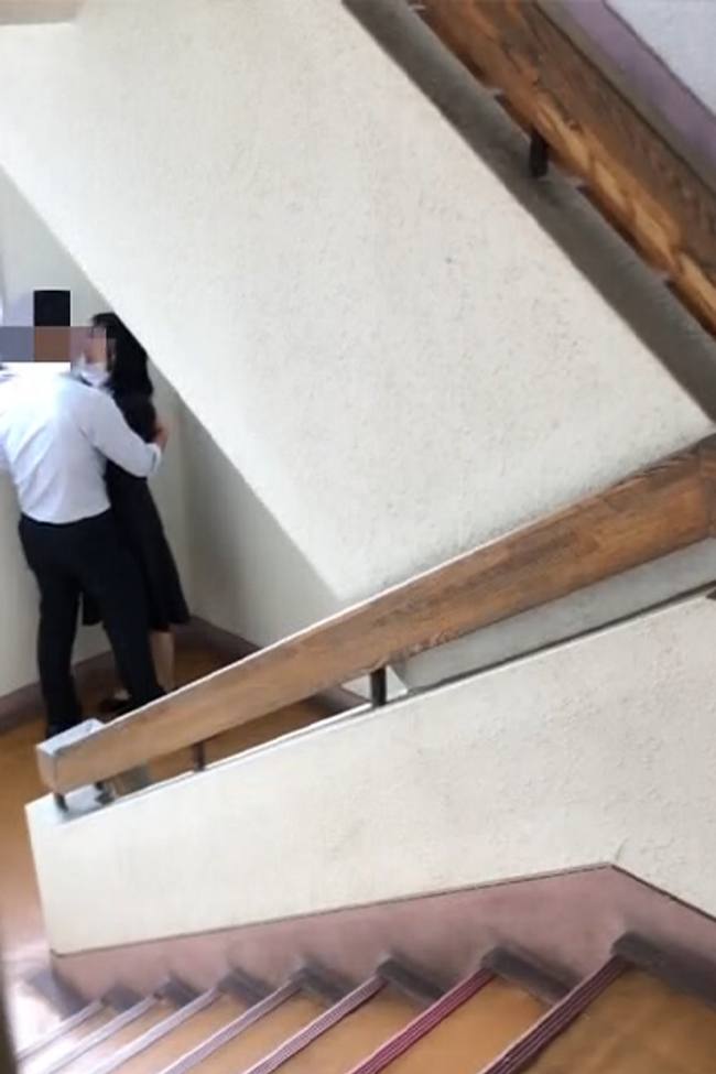 人妻で、某女子大非常勤講師の借金を回収に大学内へ。そして、事をすませる。
