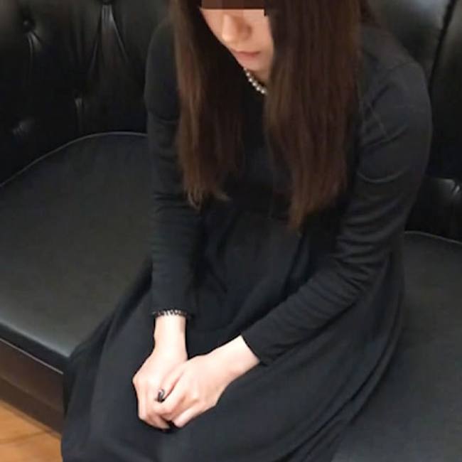 金を貸した人妻の親の葬儀にご祝儀で返済させようとした回収業者に泣いて謝る人妻が犯される