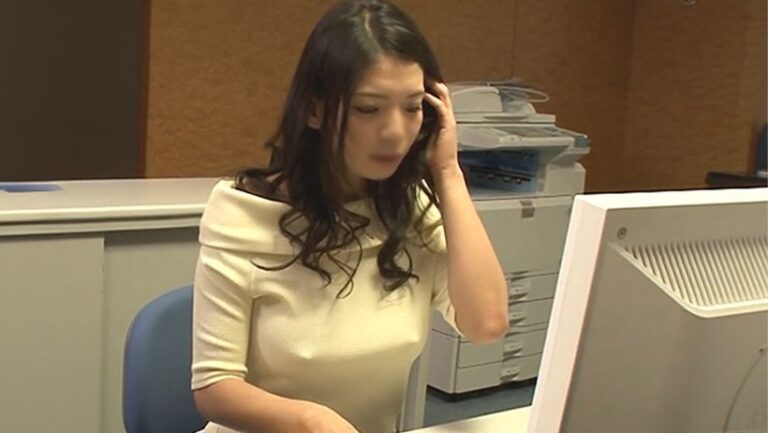 【あなまる】【ノーブラ最高】4月から入社しためちゃかわ新入社員 また遅刻してきたと思ったらブラ忘れてまさかのノーブラビンビン 乳首に挑発されてオフィスでこっそりハメ→パイ