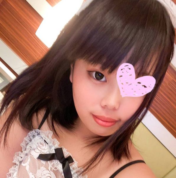 【無修正】18歳! エロ過ぎる若妻とセクシーメイドコス超濃密な本気の生中出し交尾!!